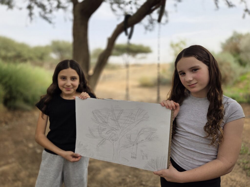 מנציחים בלב המדבר. תלמידות בפעילות יצירה סביב טבע הערבה - צילום הילה הלבז
