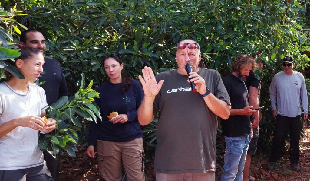 "אנו המומים וכואבים" עופר (פושקו) מושקוביץ בסיור אבוקדו - צילום ארגון מגדלי הפירות