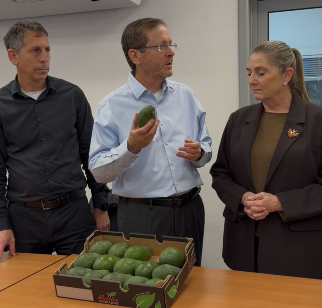 נשיא המדינה יצחק הרצוג ורעייתו מיכל עם ראש מועצה אזורית הגליל העליון אסף לנגלבן- והאבוקדו מהמטע של פושקו ז''ל