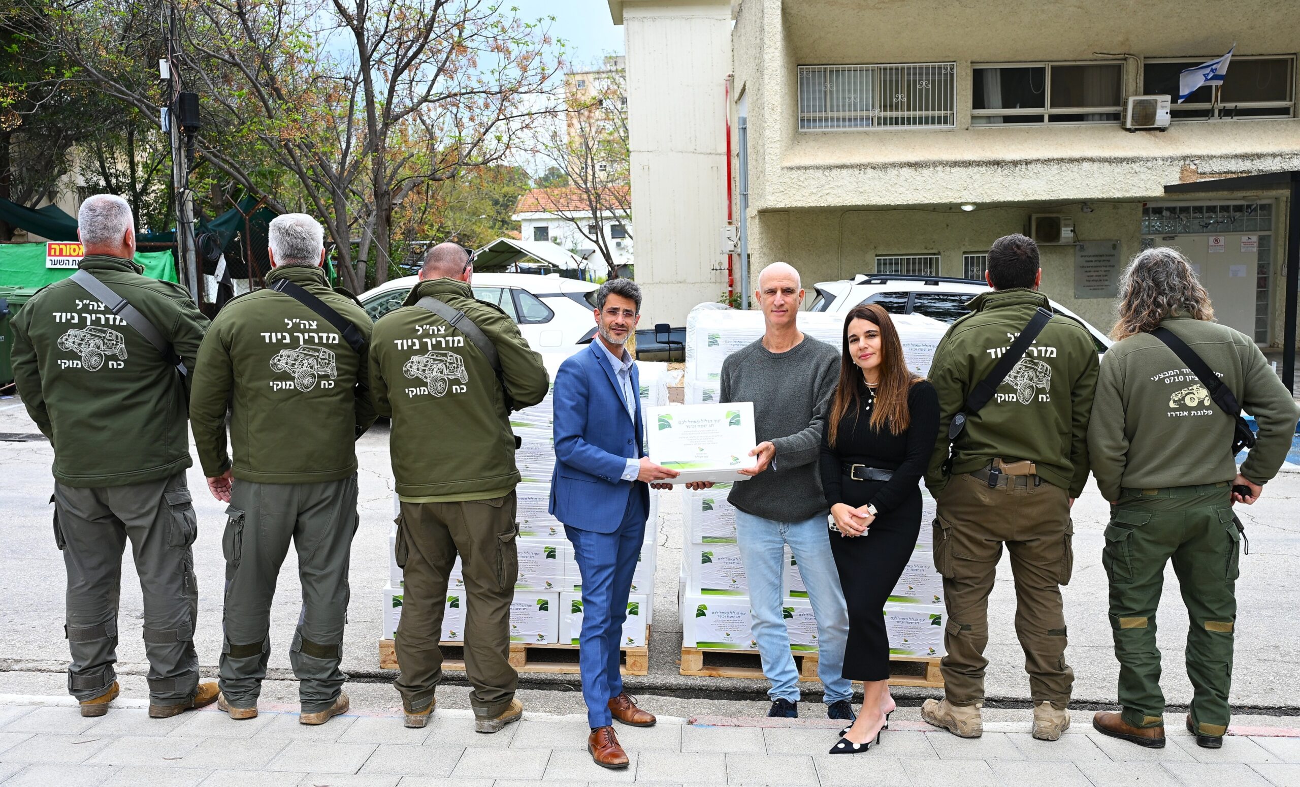 אביחי שטרן ראש העיר קרית שמונה, לירון טלקר מחלקת רווחה בעיריית קרית שמונה, וגדי נתניאל מנכ''ל עוף הגליל, עם חיילי פיקוד העורף - חלוקת מארזי מ