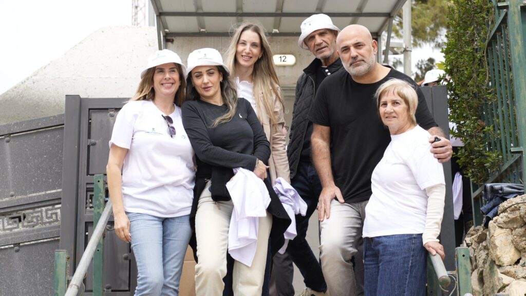 תחת אש: